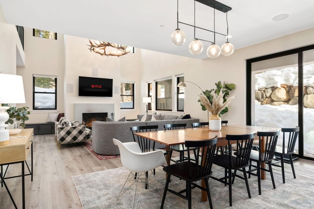 Luxury Retreat Home w Hot Tub - Property Image 10