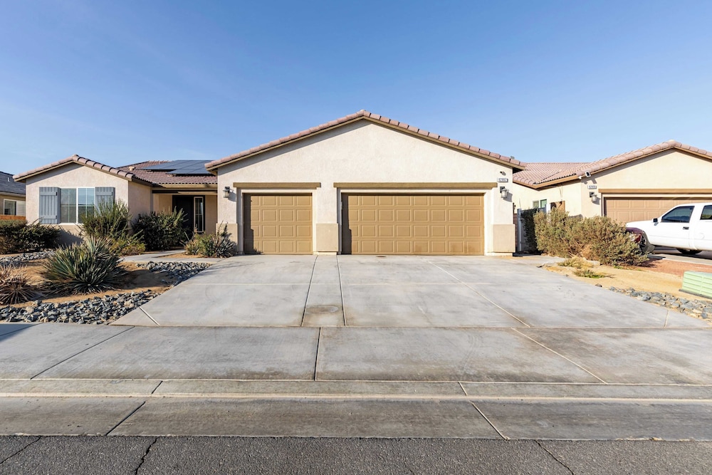 Luxe Indio Stay w/ Pool, Tiki Bar & Fire Pit Near Coachella Longfellow