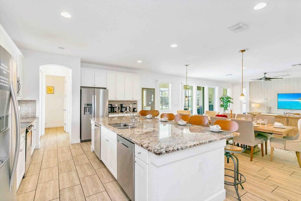 Super Size - 11br Spacious Home w Pool HOT TUB