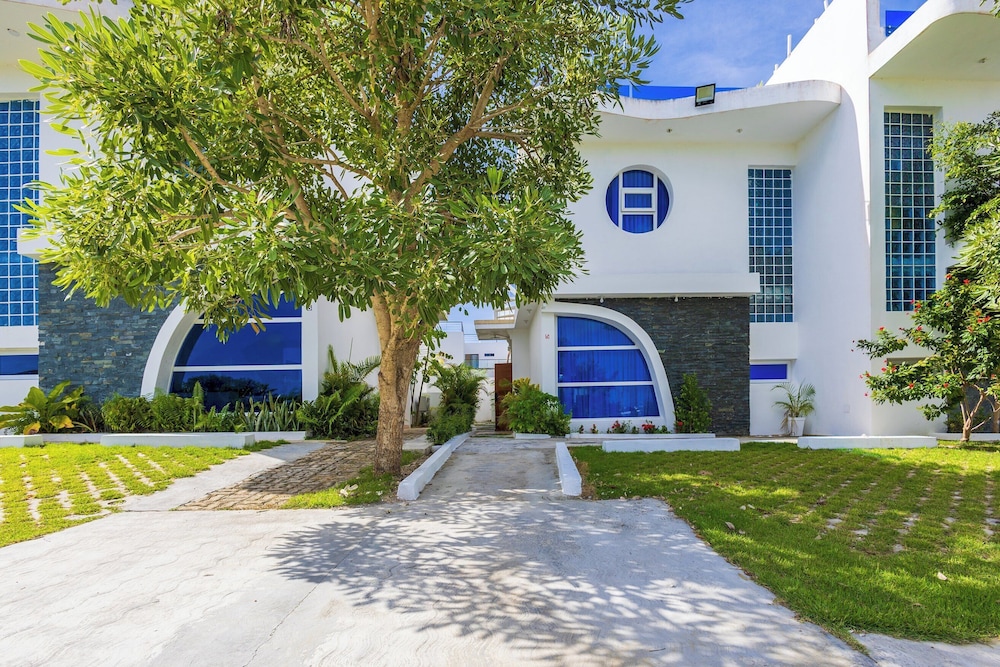 3BR Villa With Pool Rooftop and BBQ Gated Area