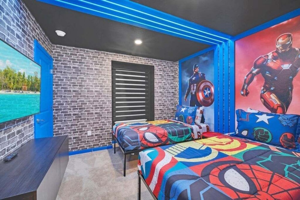 Luxury Home With Splash Pool 5 Bed Townhome! 5 Bedroom Townhouse