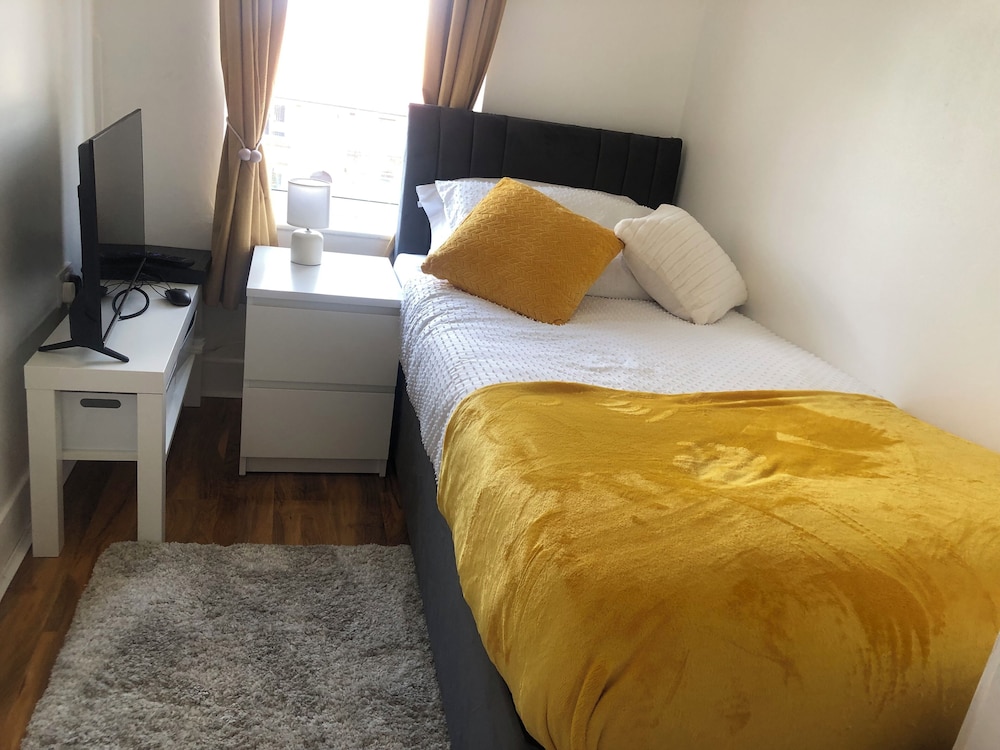 Sheffield Retreat - Cozy 3 Bedroom House view 2