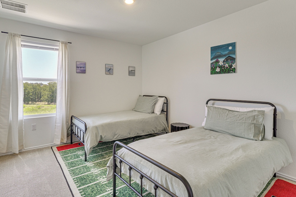 6 Mi to Mckinney Falls: Spacious Home w/ Game Room
