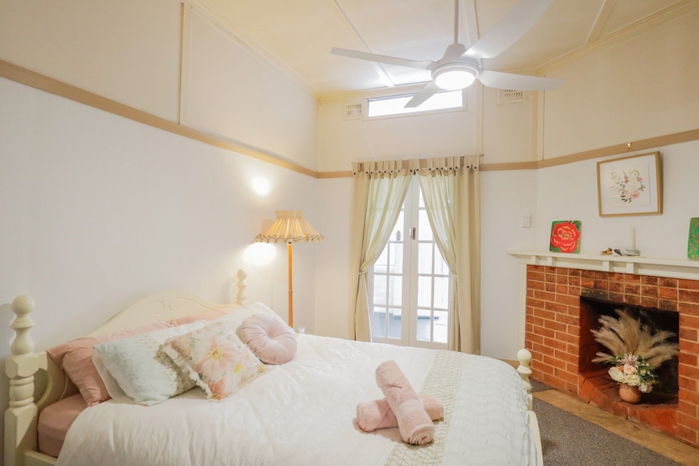 Cosy 3-bed Home With Fireplace & Outdoor BBQ
