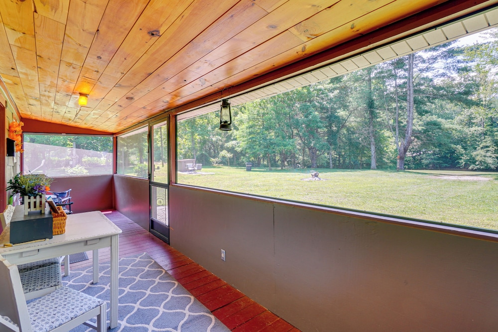 Riverfront Cabin - 6 Mi to Great Smoky Mtns NP!