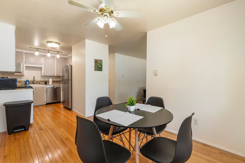 Family-friendly 2BR Home in Lynnwood w Parking