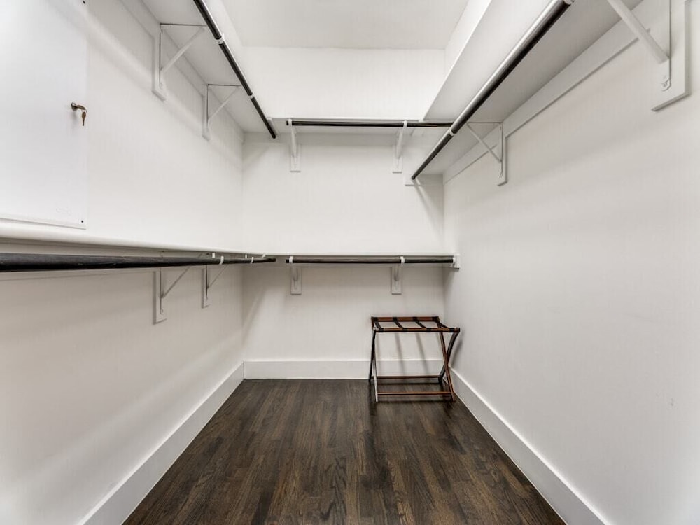 Cozysuites Uptown 3BR King Beds Skyline View
