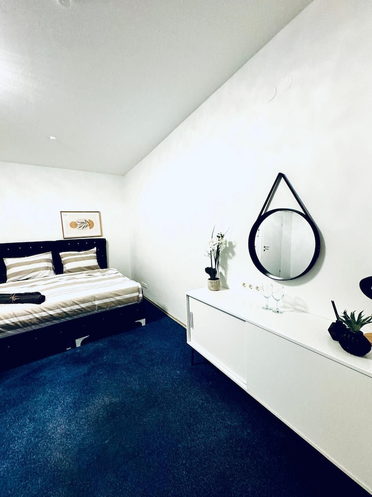 Spacious 7BR Apartment Prime Location