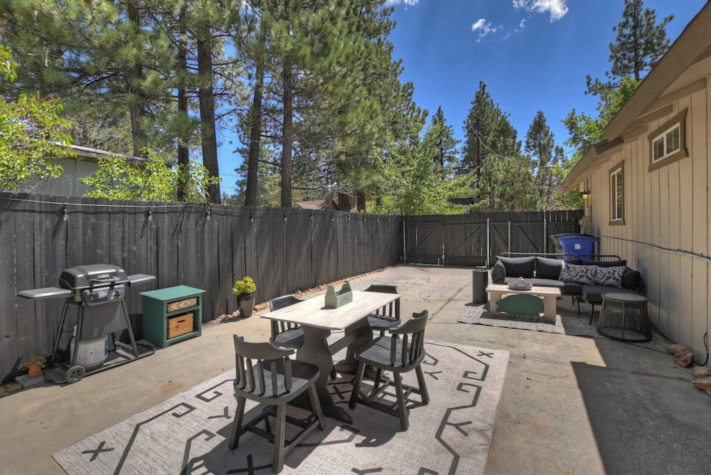 Bear Cub Cottage with HotTub & Firepit
