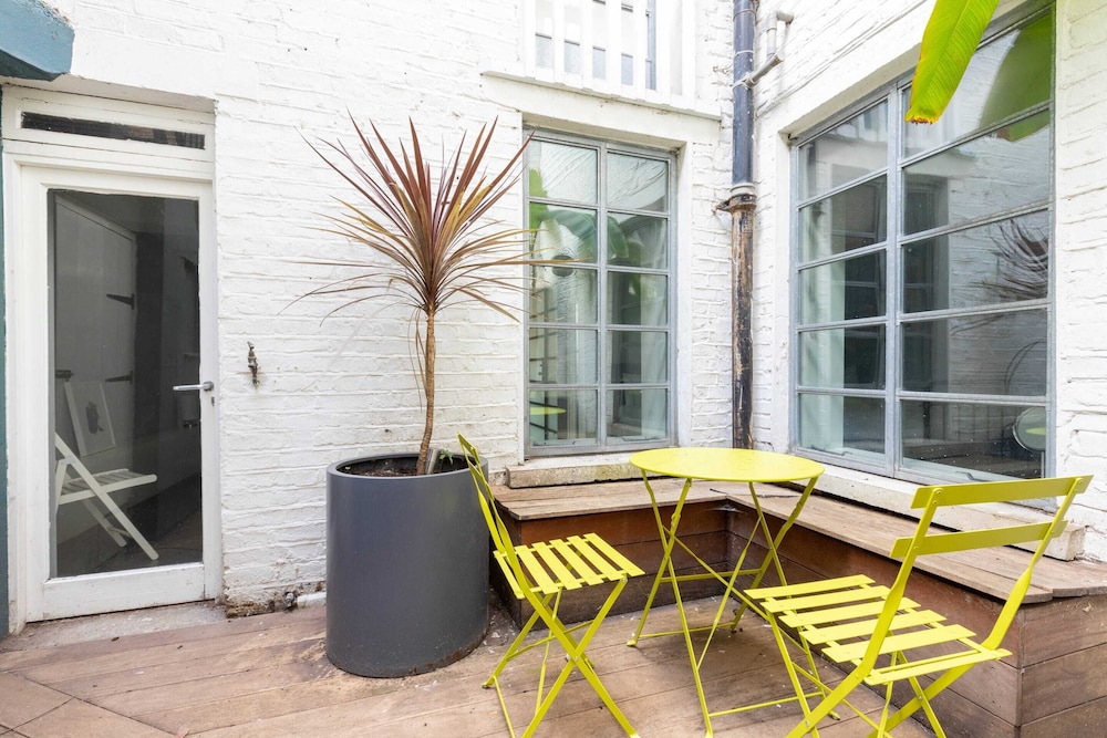 Stylish 2 Bedroom Converted Victorian Storefront