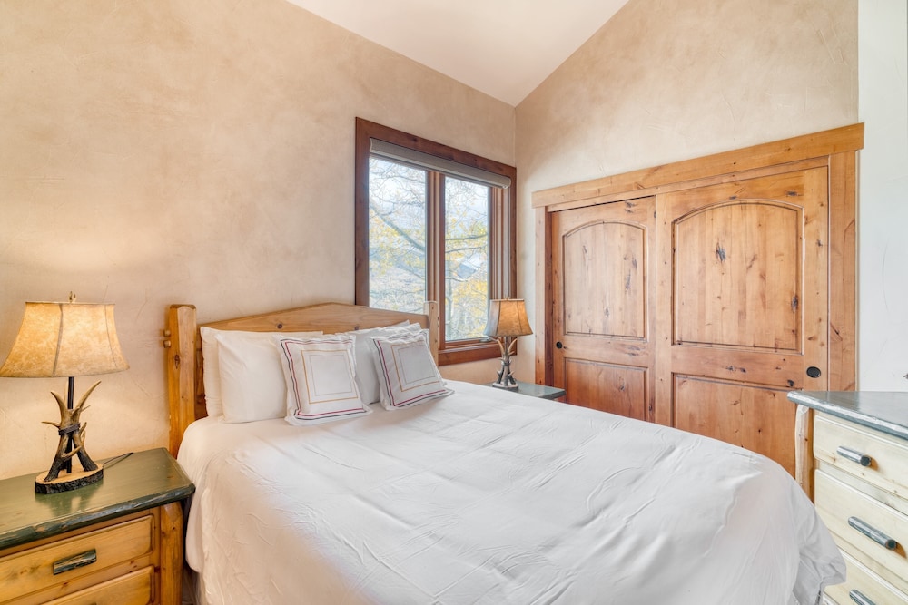 Summit County Vacations - Topaz Estate by Avantstay Luxe Home, Pool View - Property Image 12