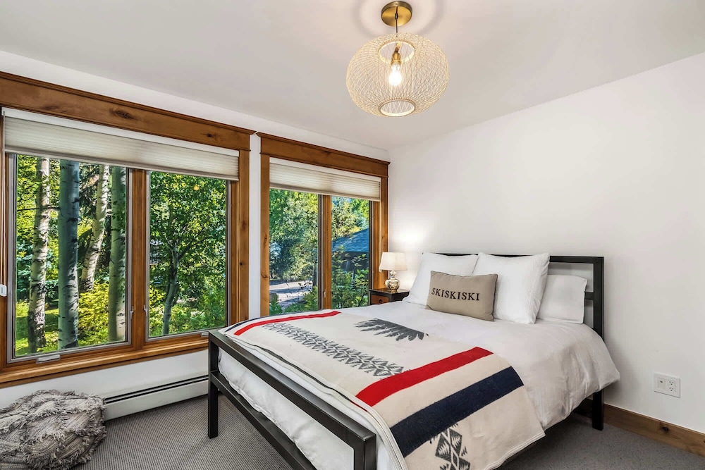 Evergreen Escape Home for 12