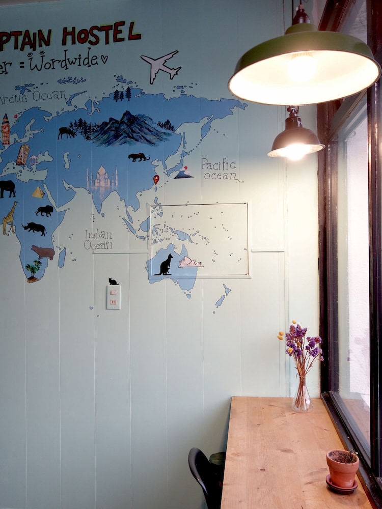 Oldmancaptain Hostel