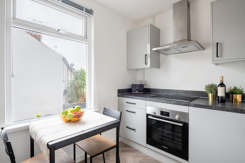96 Caerleon Road Apartment C view 3