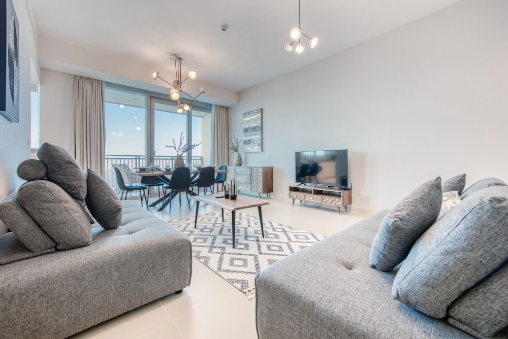 Exclusive Sea View Apartment on the Arabian Gulf