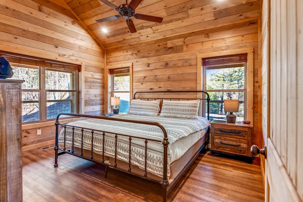 Jerne Ridge 7 Bedroom Cabin view 2