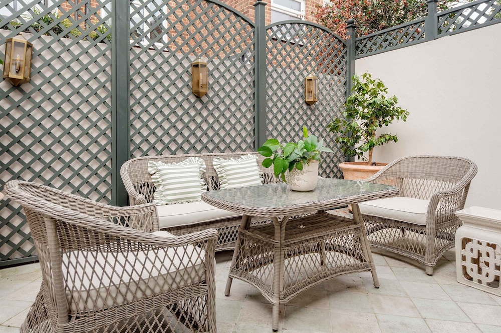 Stunning 4 bed Fulham Home With Garden