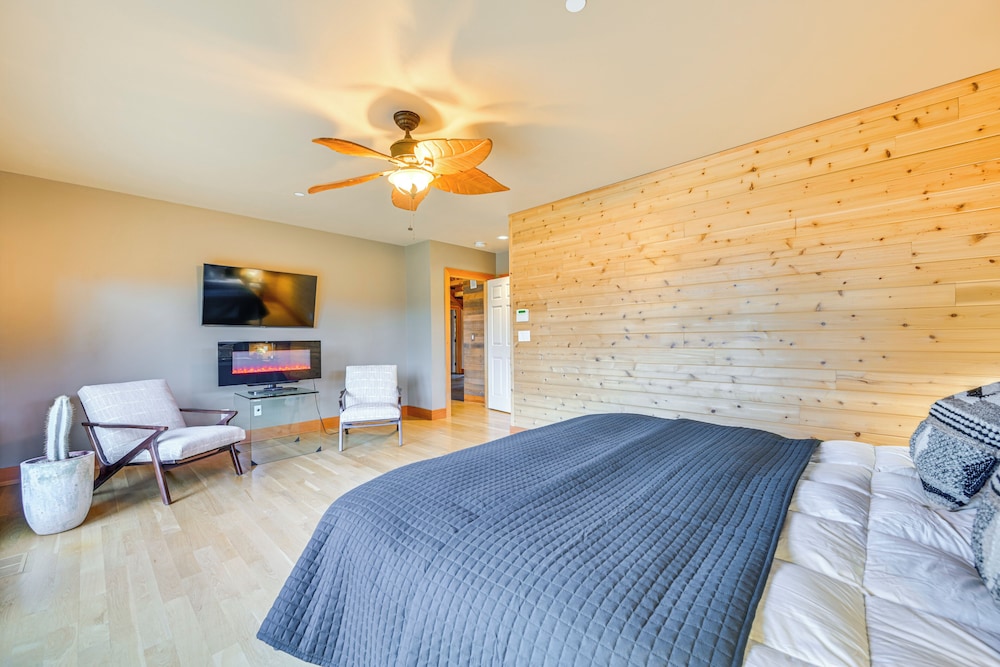 Gorgeous Home w/ Mt Rainier Views: 4 Mi to Poulsbo