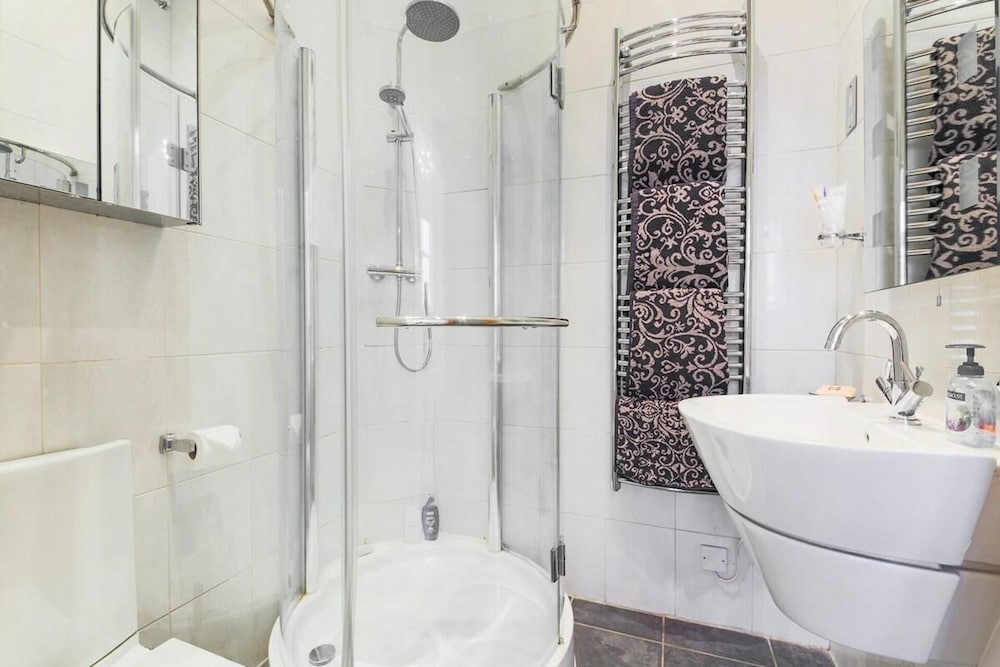 Specious Family Kensington 5-bed House, Sleeps 12