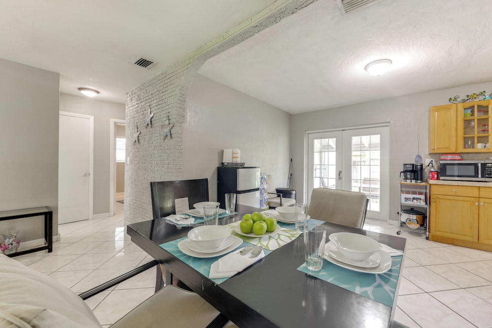 Fenced-in Yard: Home 3 Mi to Hard Rock Stadium!