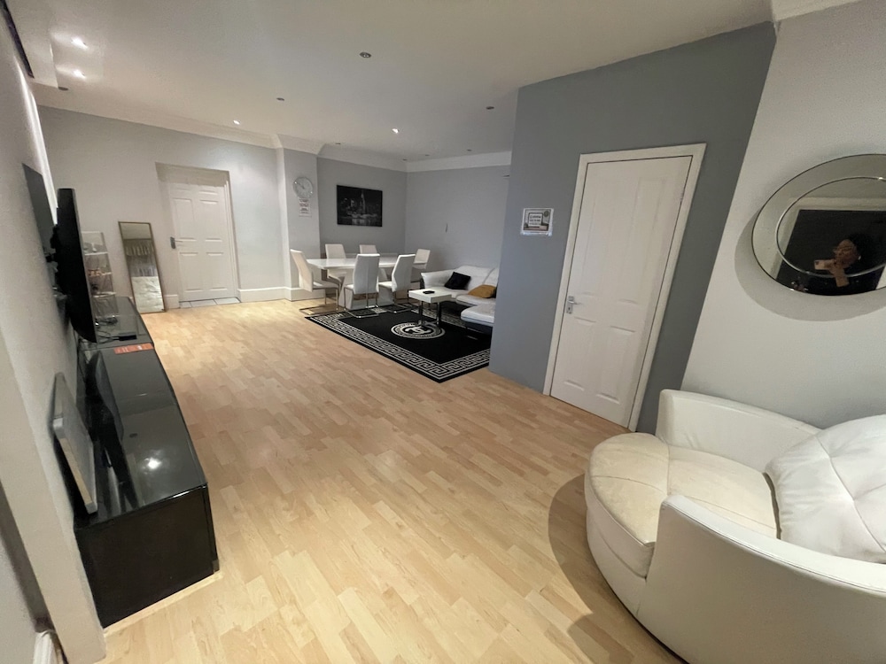 Luxurious 6-bed Entire House in London Ilford