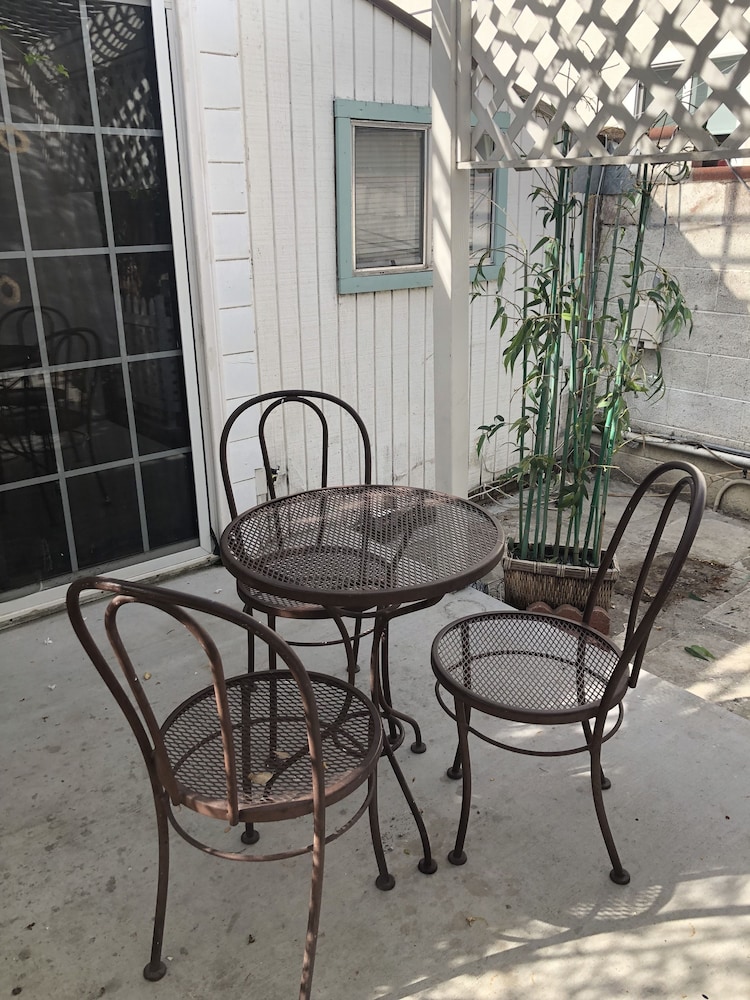 Van Nuys Vacations - Lovely Studio with a Pool - Property Image 7