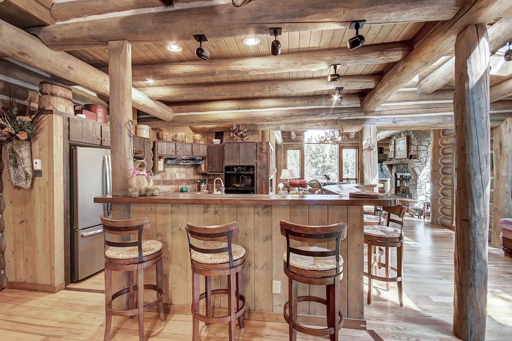 Bear Lodge 6 Bedroom Home by RedAwning