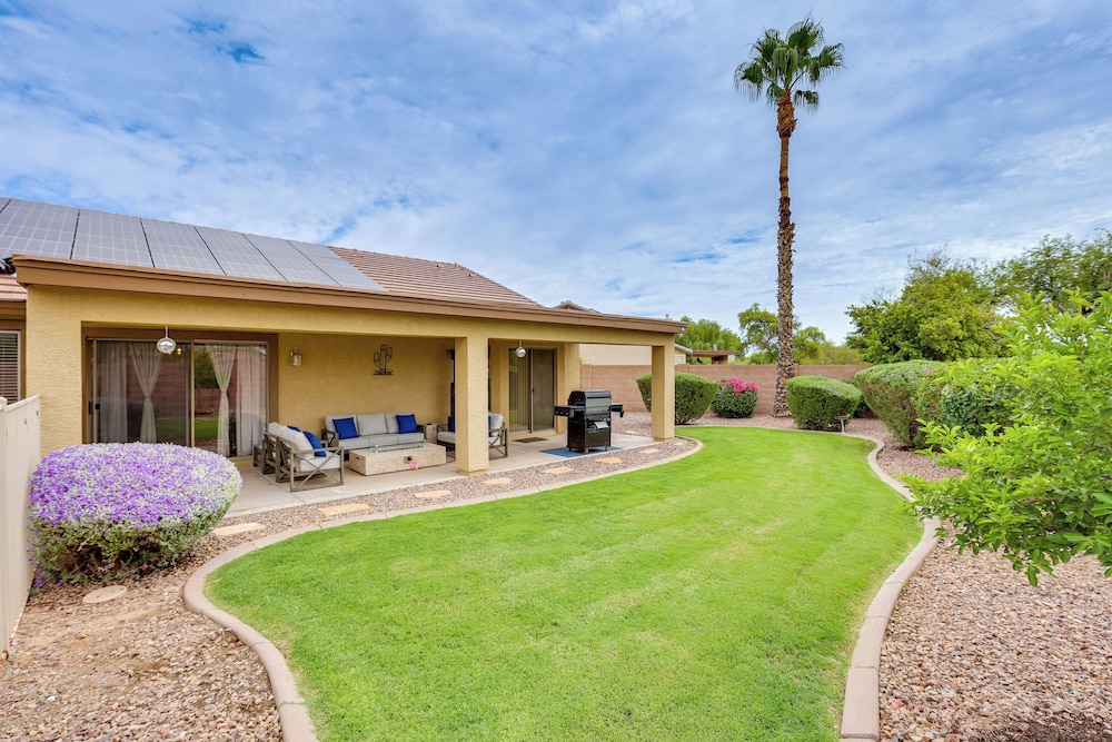 Spacious & Fenced Yard: Relaxing Home in Surprise