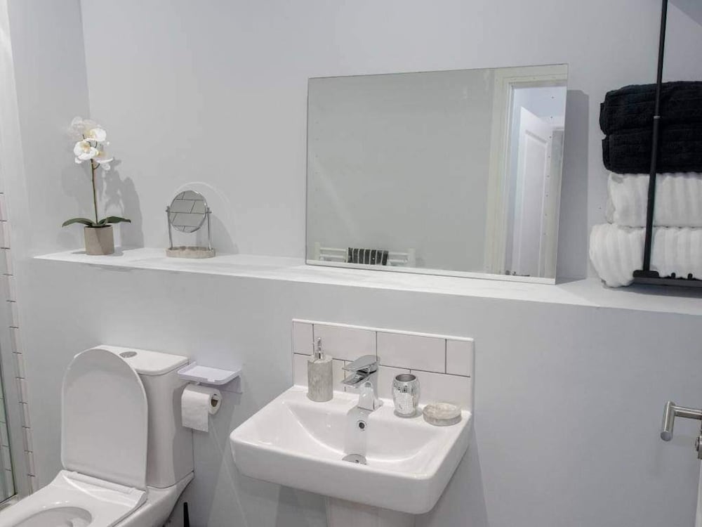 2br-sleeps4-citycentre-parking-rooftop