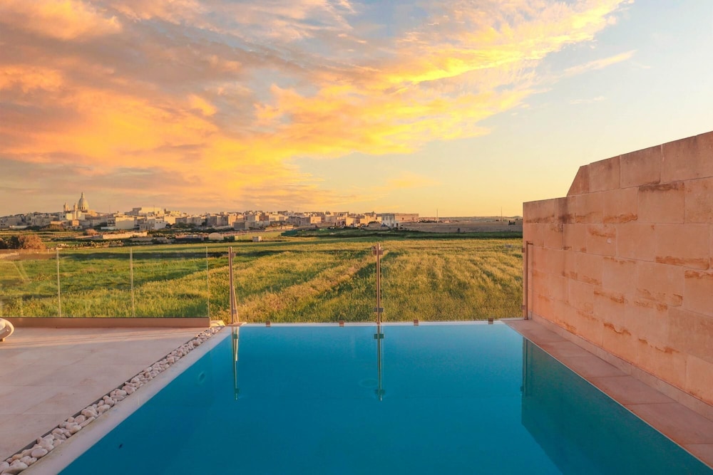 Amazing 4 Bedroom Holiday Home With Infinity Pool view 3