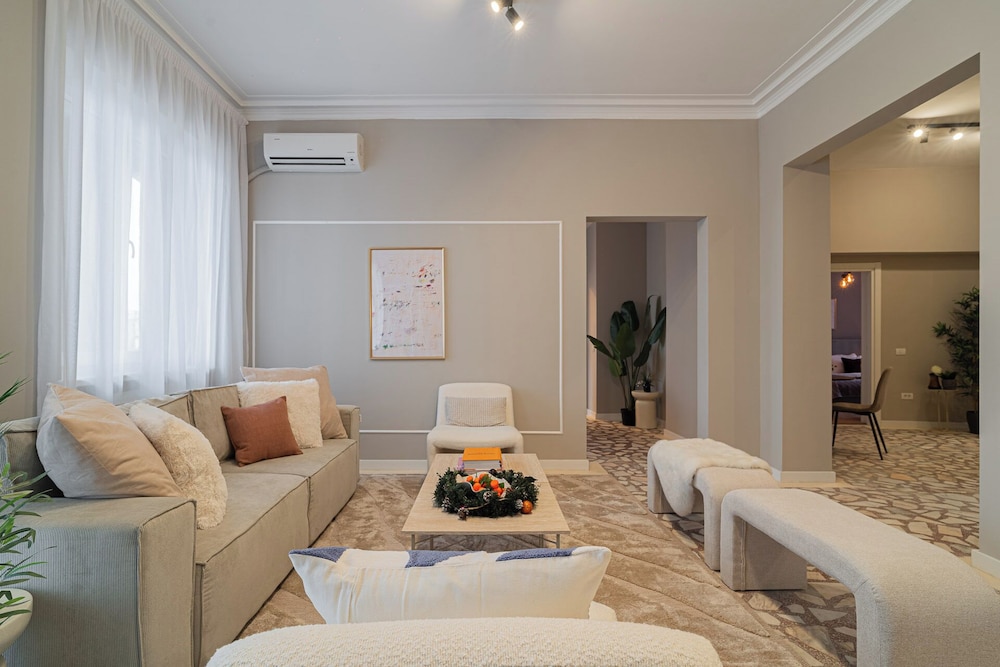 Loggia & Luxe 4BR Penthouse in Universitatii Area