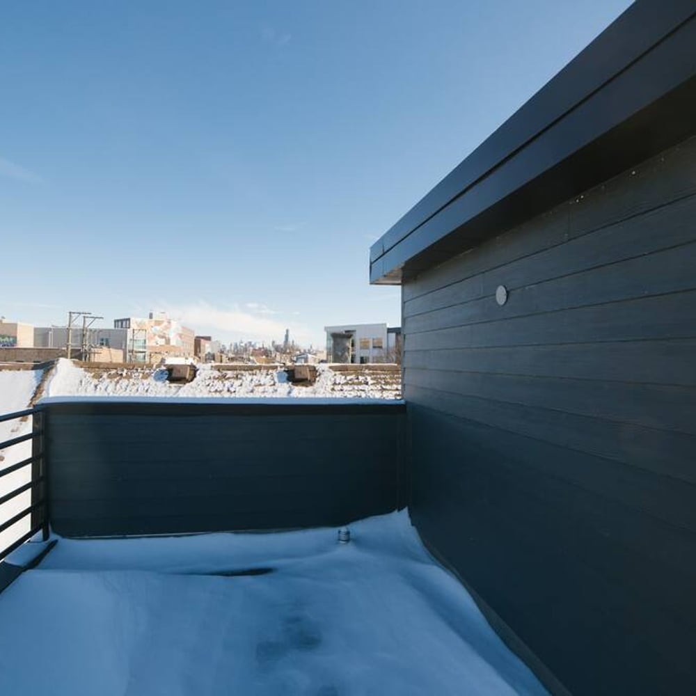 Magnificent NEW Home w 8 Beds Free Parking