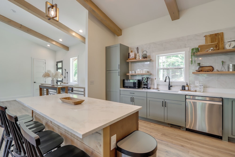 10 Mi to Dtwn: Home w/ Spacious Patio in Ellijay!