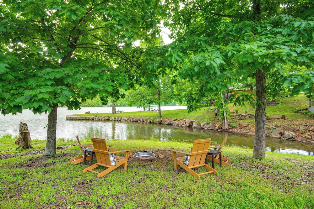 Hike, Swim & Fish: Lakefront Cabin in Roach!