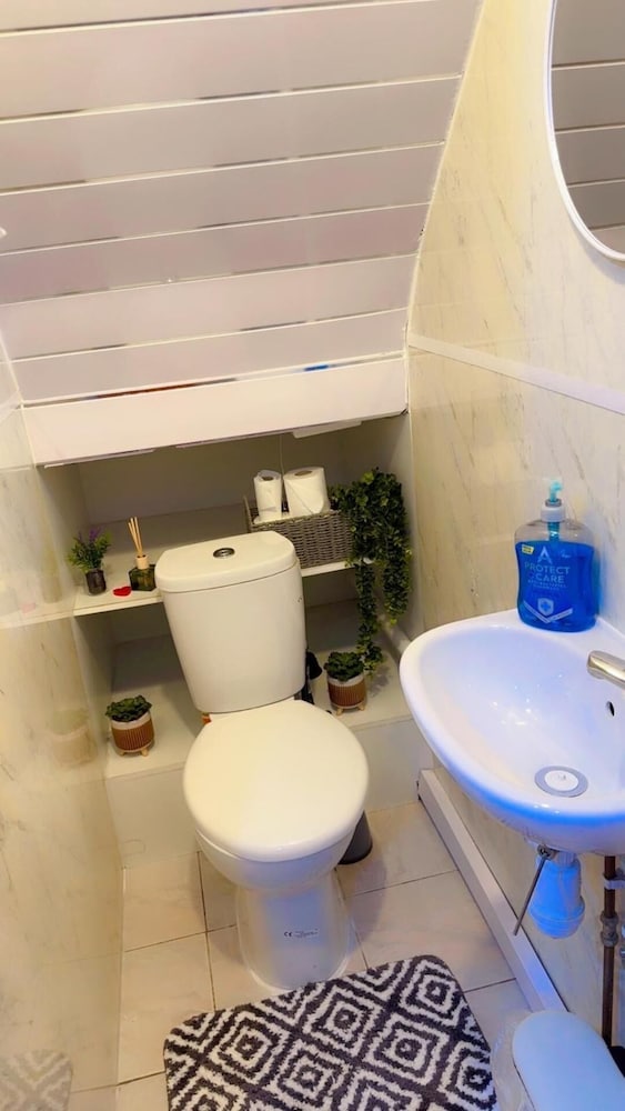 Smethwick - House - Sleeps 8 - Parking