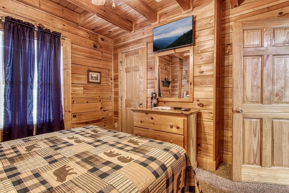 Er6 - On Eagles' Wings - Great Location. Close To All The Action! 6 Bedroom Cabin by RedAwning view 3