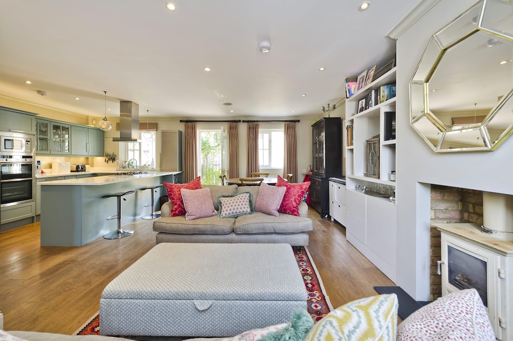 Delightful 3-bed Family Home Bayswater