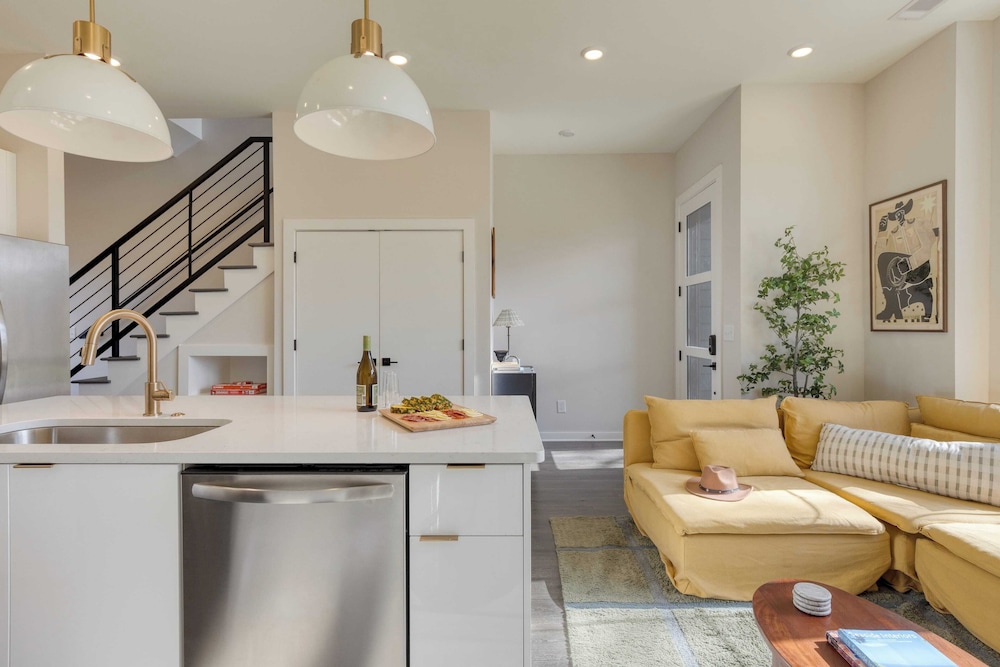 Sleeps 16 2 Modern Townhomes, Minutes to Broadway Lischey & 98 Degrees