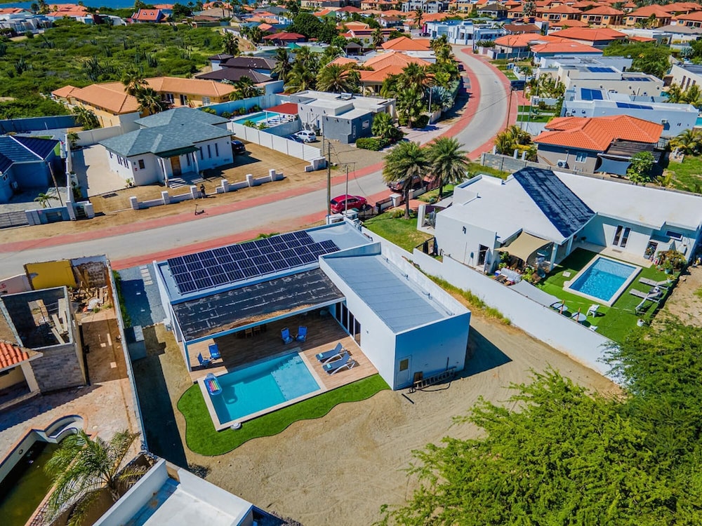 Brand NEW Modern 3ba3ba Villa With Pool and Patio