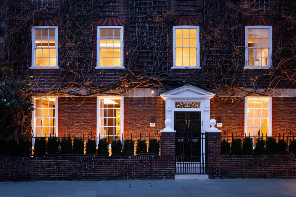 49 Cheyne Place in London