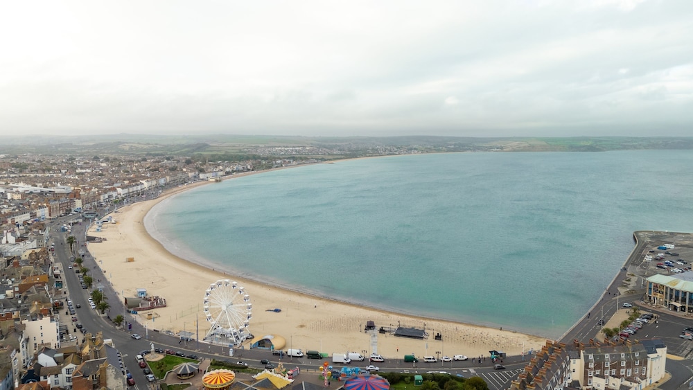 Spacious 2-floor Flat Near Weymouth Seafront