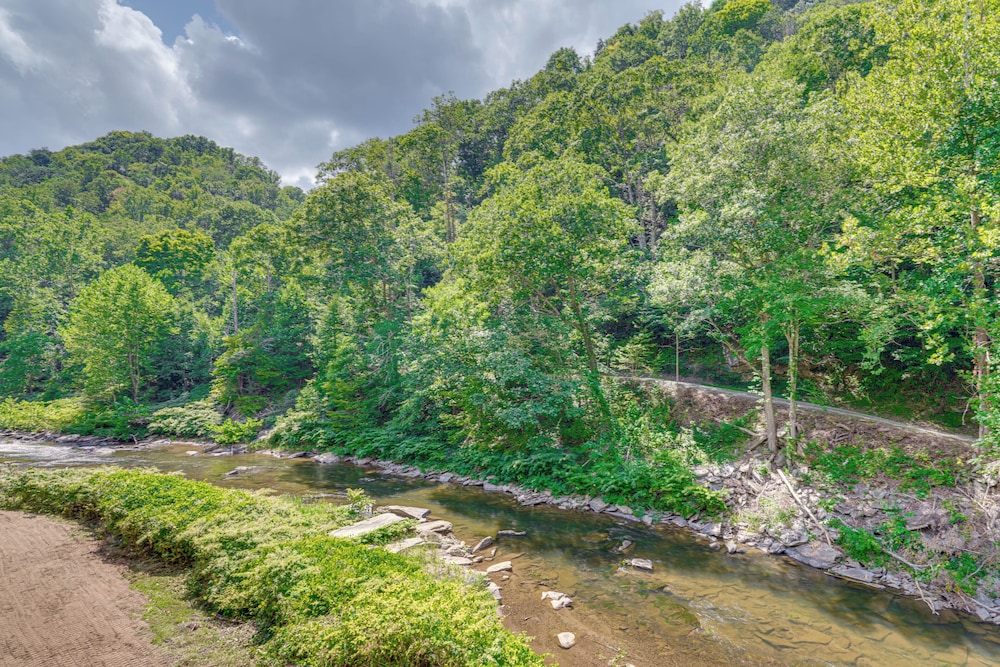 Modern, Dog-friendly Getaway on Cane River!