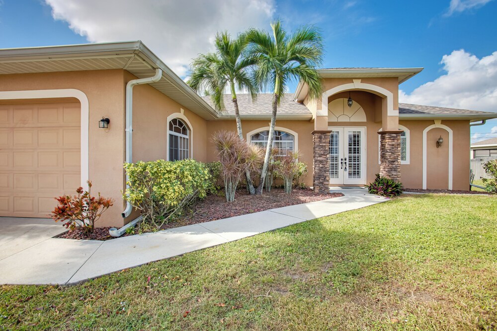 9 Mi to Downtown Fort Myers: Home w/ Lanai + Grill