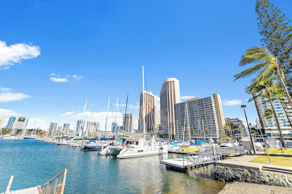 Ocean View 1BR at Ilikai Marina