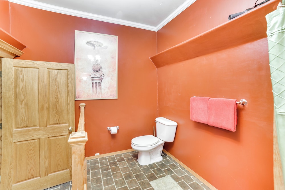 Downtown Yankton Suite: Walk to Restaurants!