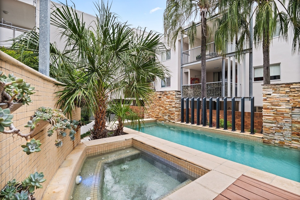 Vibrant 2-bed Apartment With Pool and Gym Access