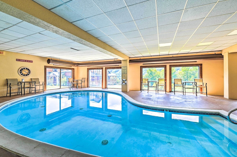 < 1 Mi to Mt Snow: Charming Condo w/ Fireplace