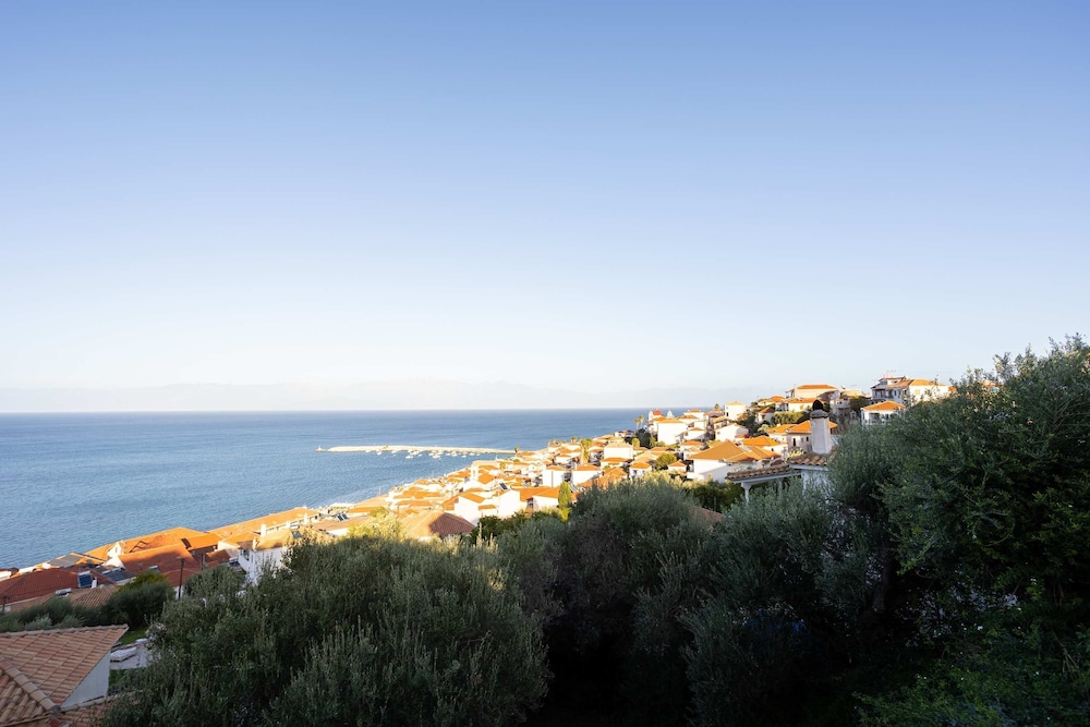 Eneos Boutique Residence - Koroni Garden Nest