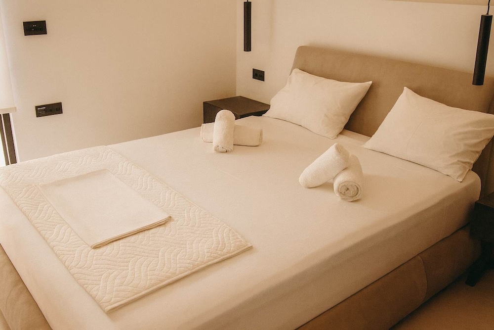 White and Black Cozy Suite in Aegina