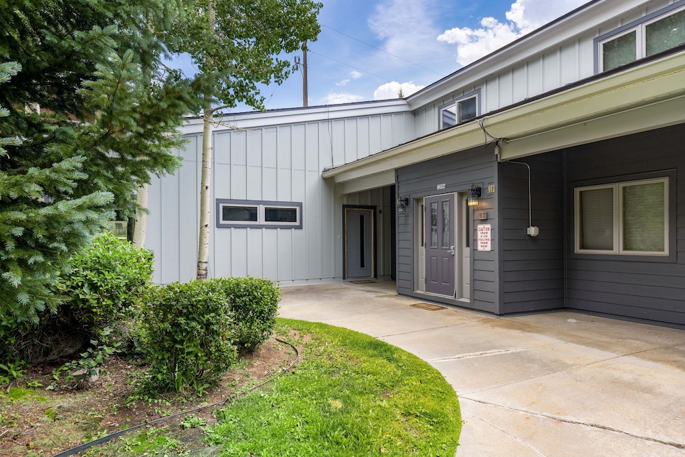 13 Liftside 3 Bedroom Townhouse by RedAwning view 3
